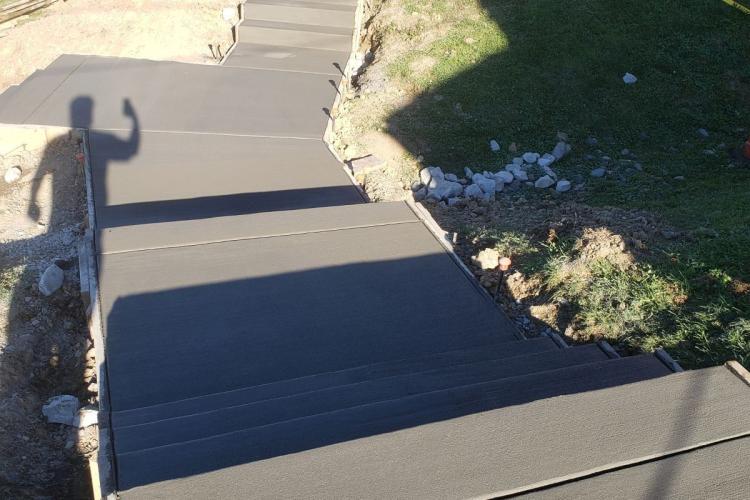 Concrete Sidewalks / Steps